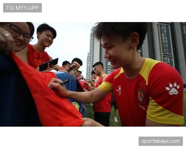 广州队球迷南粤助力球队重返巅峰，激情助威点燃羊城热血