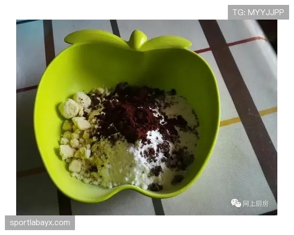 贝林厄姆家的冰箱里居然只放蛋白粉和冰水